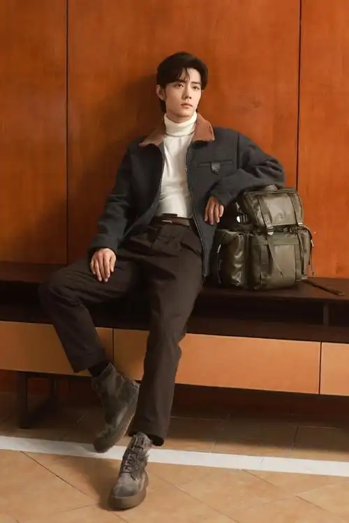 肖战光影侧颜#  肖战库存碎片掉落～  帅照大放送光影侧颜好绝!