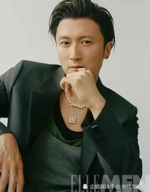 男星谢霆锋水下拍摄杂志写真大片,《海关战线》首担动作指导