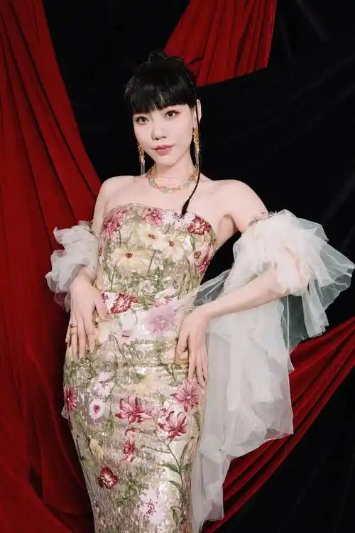 久等了!当红歌手吴莫愁来济南方特了!