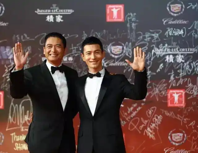 男星千千万,凭什么周润发是"香港之子"?