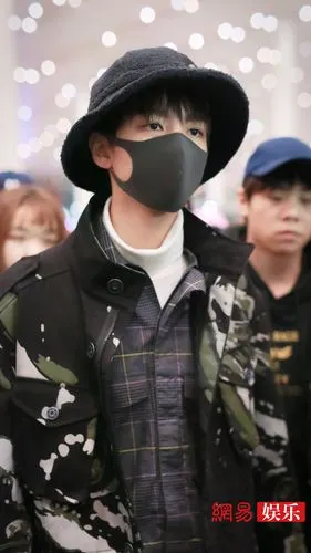 王俊凯迷彩棉袄亮相机场戴渔夫帽变乖乖崽