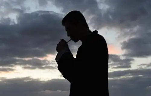 有一种男人,"不抽烟,不喝酒,不打牌,不开车"