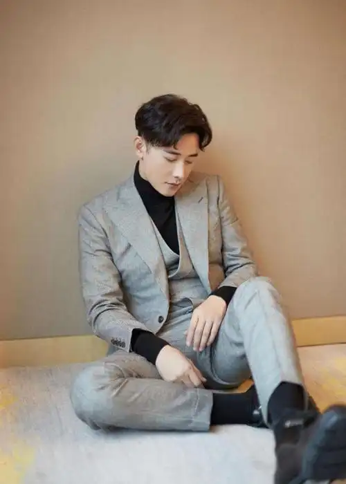 罗晋身高吧,身高1米8的罗晋西装出门时尚感十足