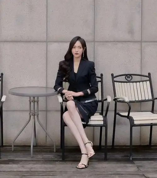 唐嫣厉害了,把黑色西装穿出了时尚感,别有一番风味|高跟鞋|裙装_网易