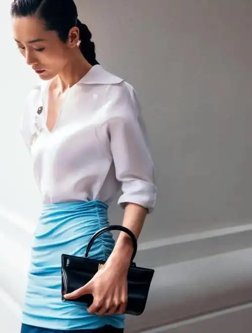 刘雯亮相新加坡晚宴被评最佳着装!穿蓝白配梳麻花辫,也太美了吧