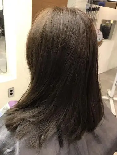 最近染这种颜色的女明星也非常多,宋茜的发色就是明显的青木黑茶色.