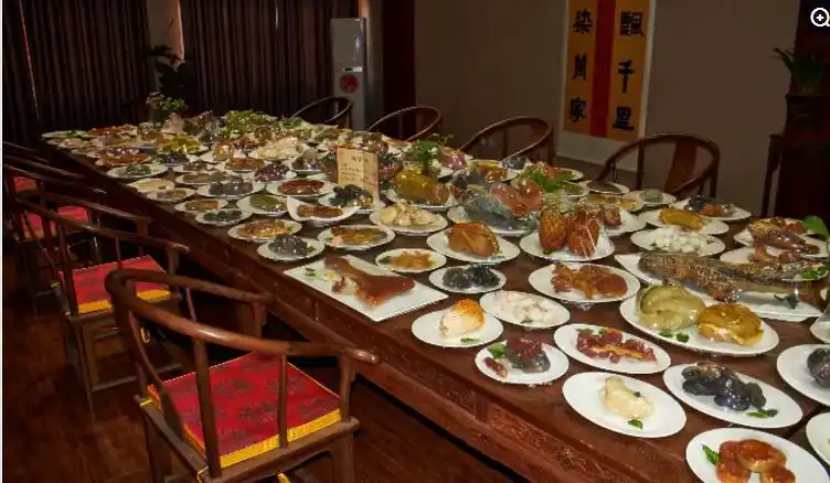 这一桌菜,就算是土豪也吃不了,饱了眼福饱不了口福!