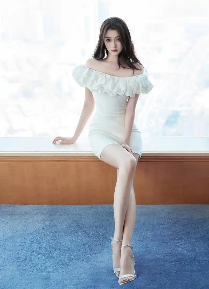 关晓彤五种不同穿搭,这双顶级美腿太加分了,小伙伴们怎么看?