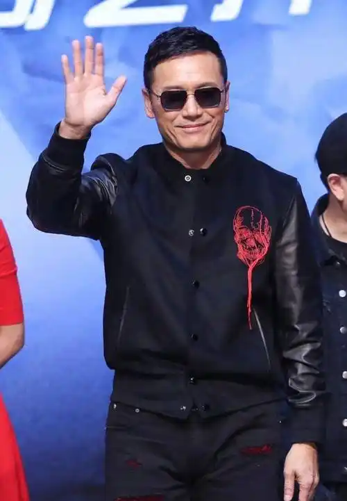 63岁苗侨伟才是"反油腻"男人:穿衣儒雅,仪态正,越老反而越帅_衬衫