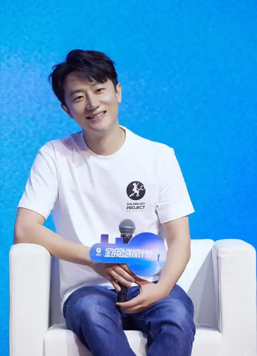 打开凤凰新闻,查看更多高清图片黄轩8月2日,演员黄轩担任首批荣誉出品