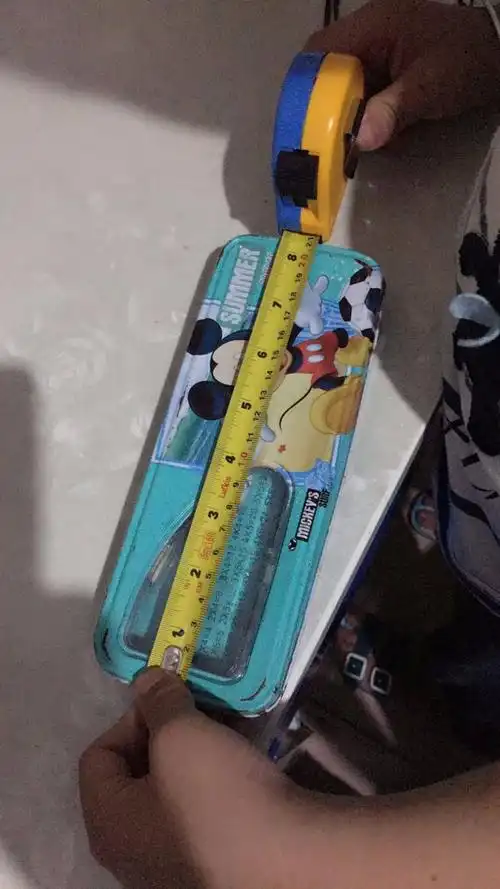 今天特意买了卷尺,学会怎么看厘米和米,量出了文具盒有21厘米长