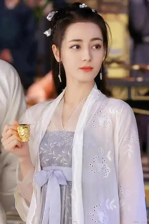 迪丽热巴写真近照曝光身穿黑色吊带镶钻礼服大秀曼妙身材