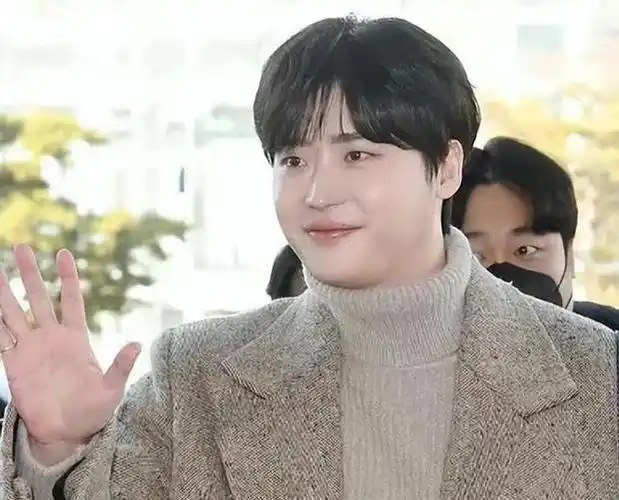 36岁的李敏镐是很多网友心目中的韩剧男神,但最新的照片却难以辨认.