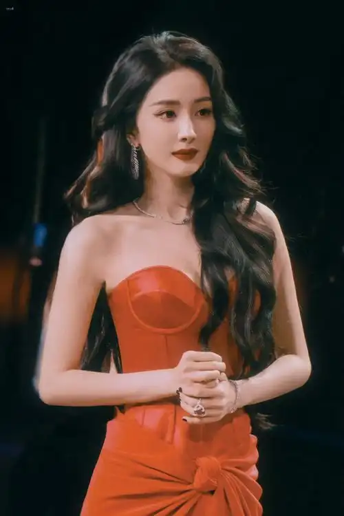 杨幂#上半年6场活动7个造型,幂神出山即出圈@杨幂