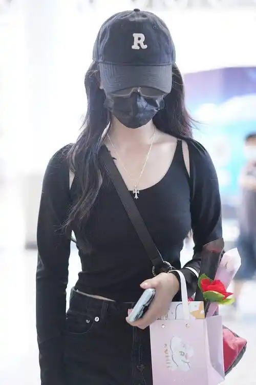 杨超越穿低领背心秀锁骨戴袖套防晒酷劲十足