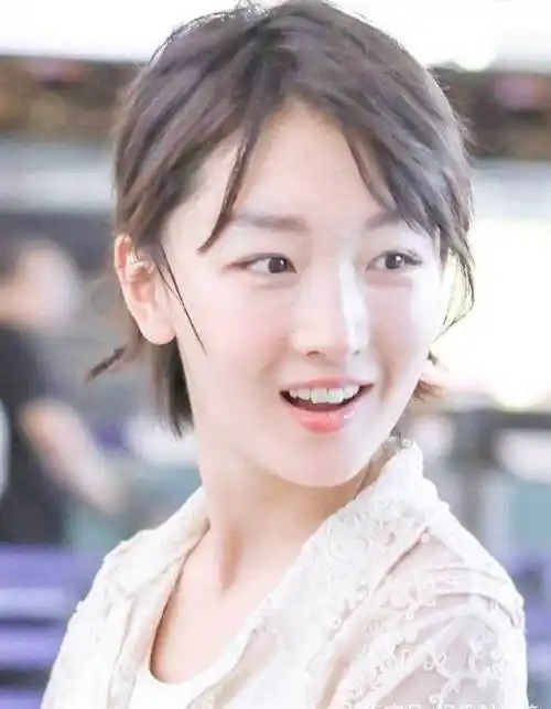 周冬雨新广告粉嫩粉嫩的像个桃子,但这双眼皮和刚出道时不一样啊_感觉