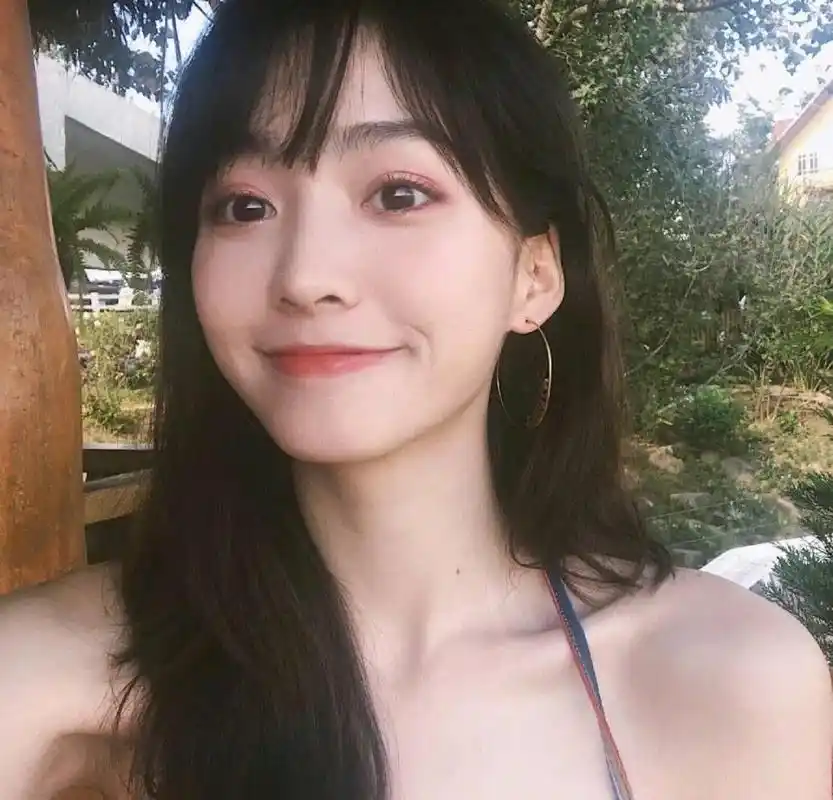 女生脸上有这3个 特征 ,很适合 戴眼镜 ,颜值 一路飙升