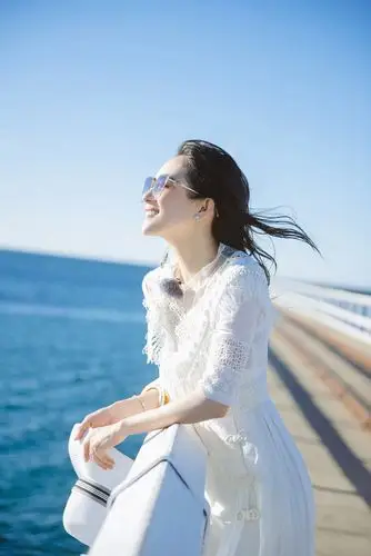 自在如风!章子怡穿白裙仙气十足 长发飘飘显温柔