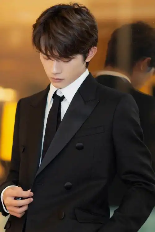 易烊千玺干练西装写真图片 - tt98图片网