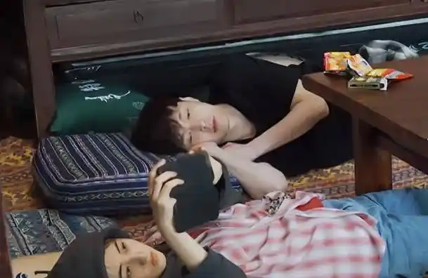 张子枫给张艺兴发信息被拍,手机壳意外抢镜,网友:你才19岁啊_妹妹