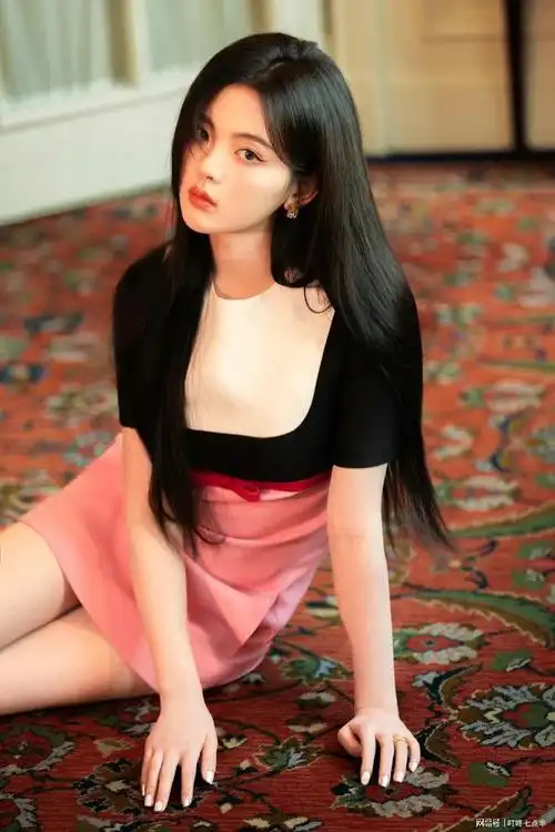 杨超越穿粉色短裙美腿惹人爱眼