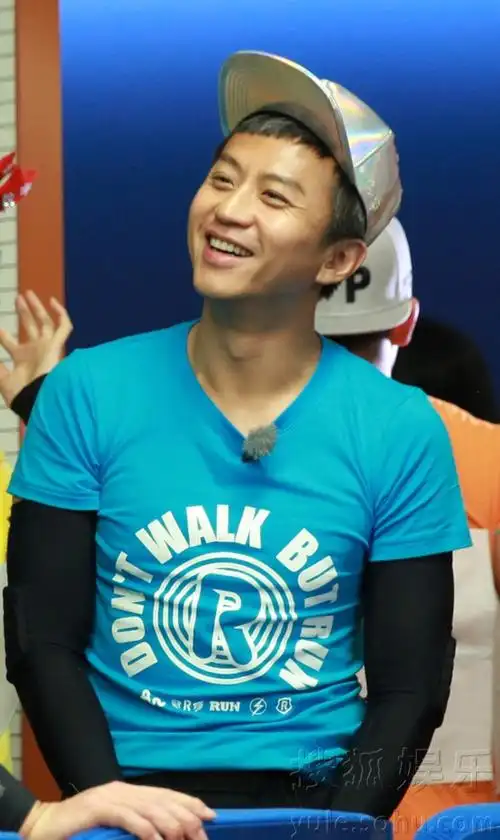 邓超放空邓超变身"灵魂乐手"邓超代领"奔跑团"进行游戏