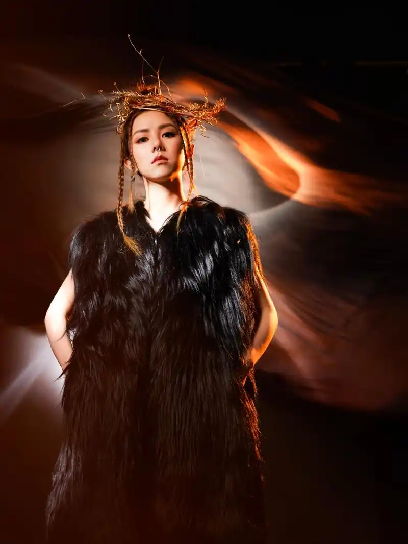 邓紫棋新专辑写真眼神凌冽 深v 亮片裙大秀曼妙好身材