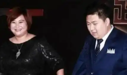 孙集斌平时的表现也像是贾玲的"小迷弟",经常在自己的个人 社交平台上