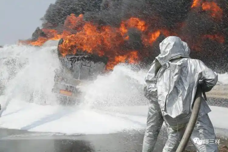 山东俩油罐车追尾,引发"流淌火",扑救场景似大片