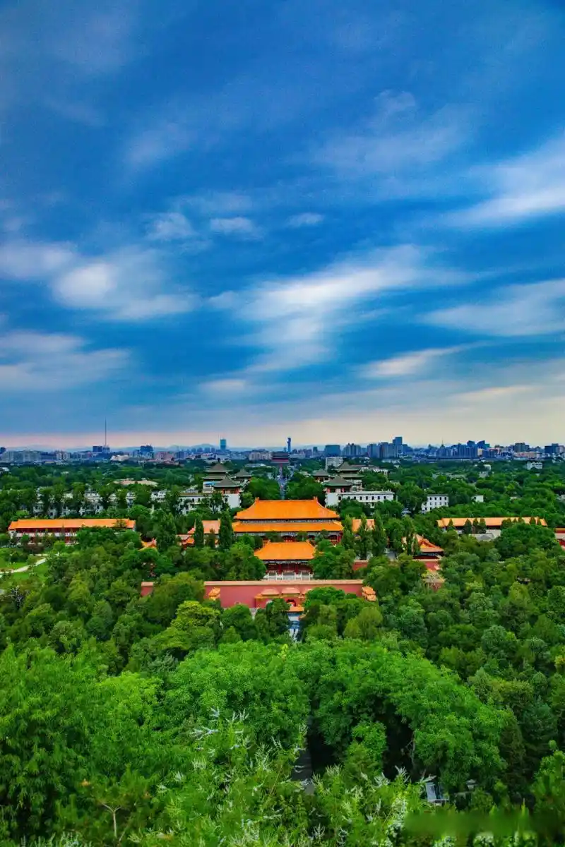 紫禁之巅 《俯瞰北京中轴线》 鸟瞰故宫四四方, 绿树红墙沐晴光, 昔为