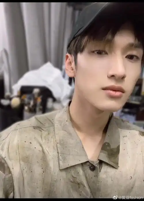 严浩翔超话#严浩翔六一营业视频#帅哥就是要怼脸拍,好可爱的小朋友