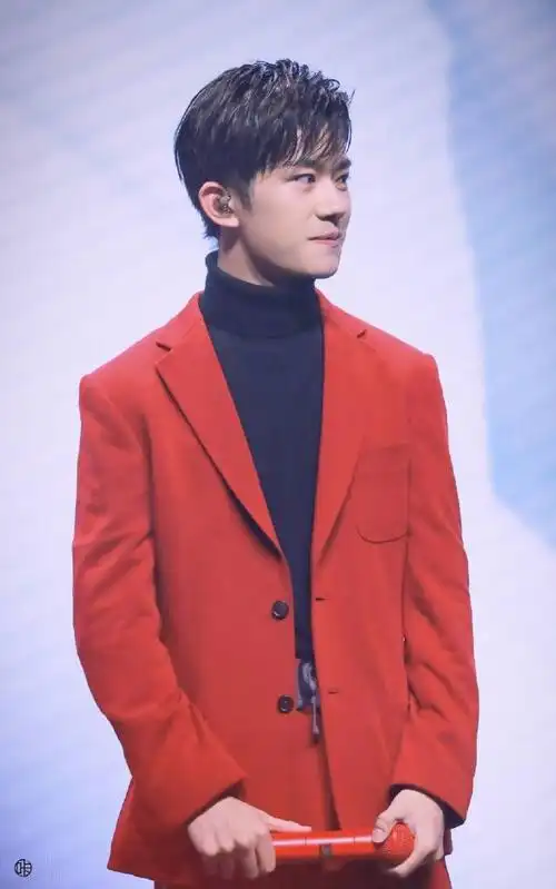 1/ 12 易烊千玺红色西装套装 一身红色驾驭的矜贵雅致丝毫不俗,细腻