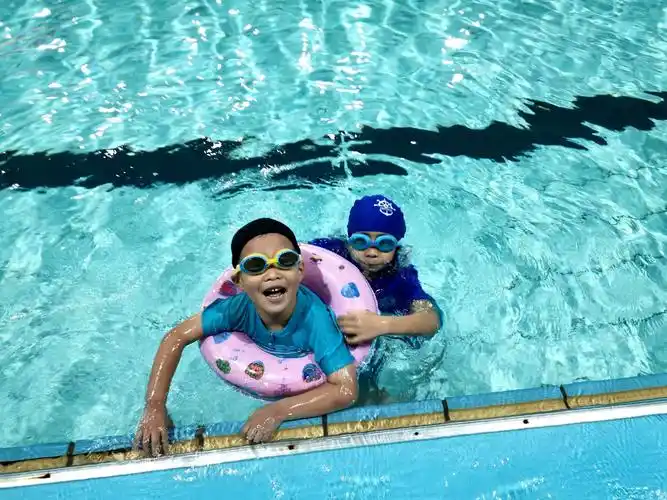 她在池中游韧游余,豪爽性尽显本领,不愿跟弟弟游泳在一起,各自独来独