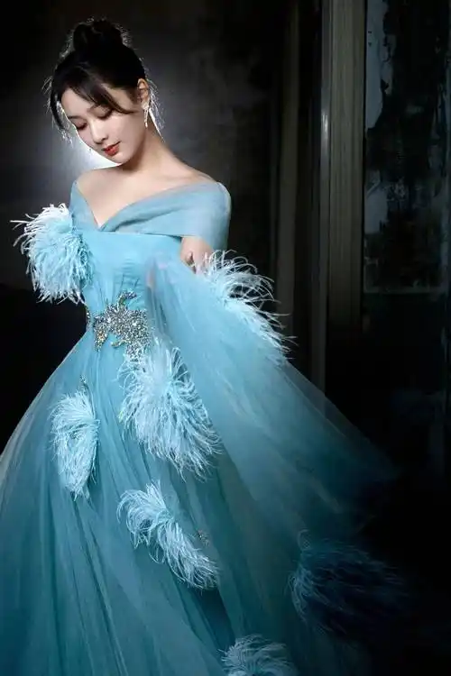 杨紫春晚新造型来袭,一袭蓝色一字肩薄纱长裙,优雅又惊艳!