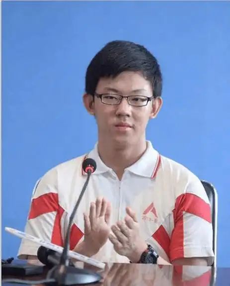 原创他是北京高考状元,平均每科丢分不超过9分,小学从来没请过假