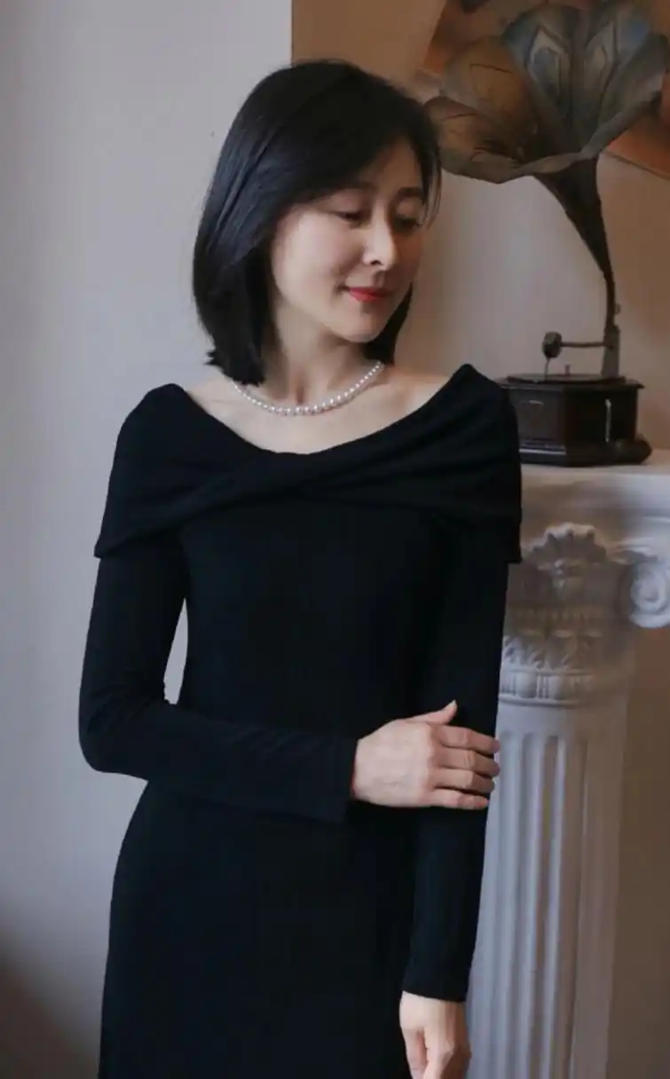 这珍珠项链和黑衣服搭配真漂亮,知性,成熟,大方