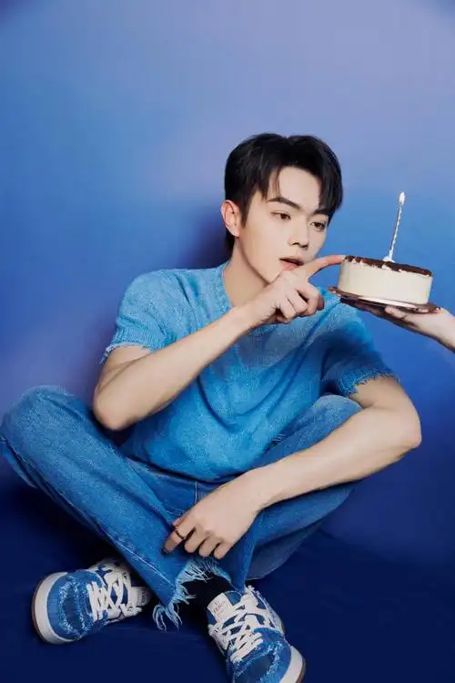 生日写真#今日@许凯soso工作室在0305发布生日写真,蓝色毛衣休闲随性