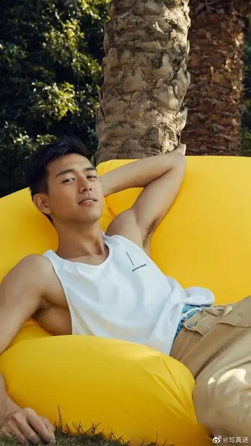 李现 画册写真 腹肌我真的可以!!|腹肌|李现|画册_新浪新闻