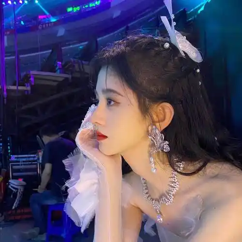 鞠婧祎新自拍暴露真实发量,两鬓头发稀疏,发际线粉涂太多很明显_因为