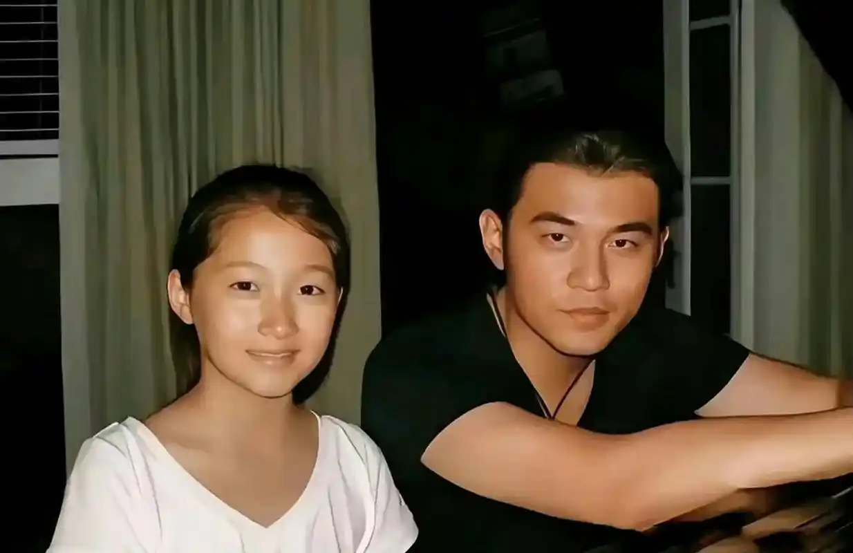 关晓彤周杰伦旧照,那时的关晓彤还是个小黑妹,周杰伦也还很瘦