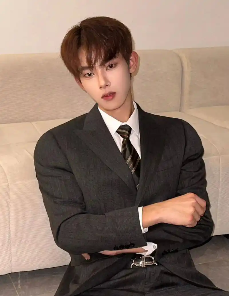 害羞的西装纯情小奶狗,又帅又可,是你们喜欢的类型吗?#颜值# #帅哥