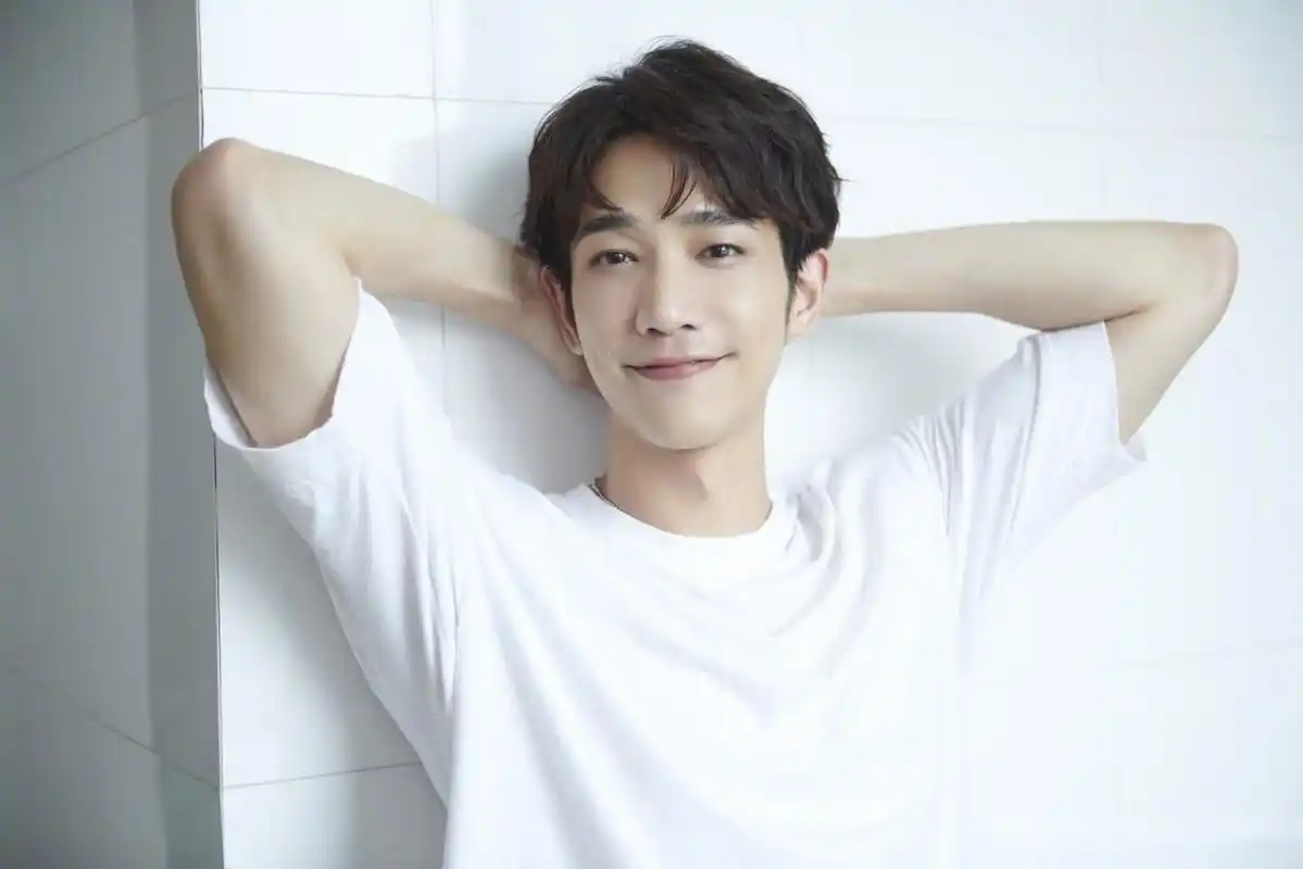 鲜活的角色,你是《比悲伤更悲伤的故事》中深情温柔的邻家暖男张哲凯