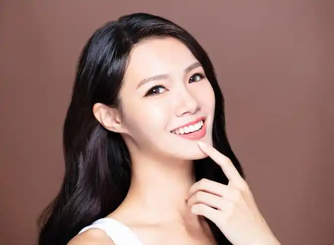 杂色摄影唯美两个女人好朋友微笑开心背景图片长长的连衣裙女孩发型