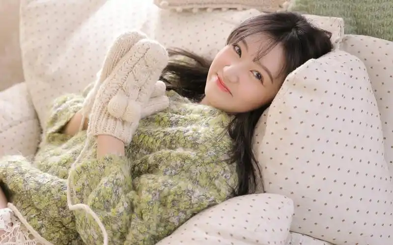 甜美长发女生图片-美女壁纸-高清美女图片-娟娟壁纸