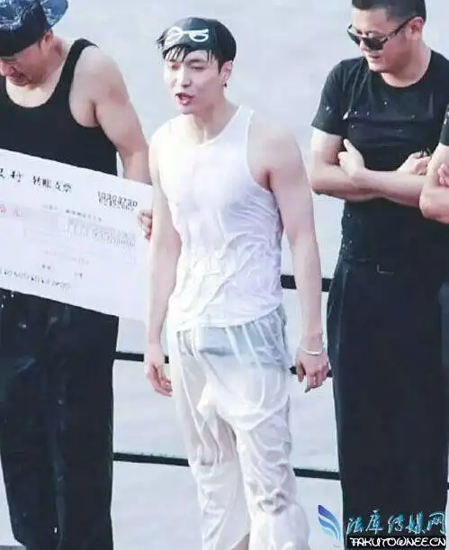 张艺兴下体走光网友感叹下面好大张艺兴现在有女朋友了吗