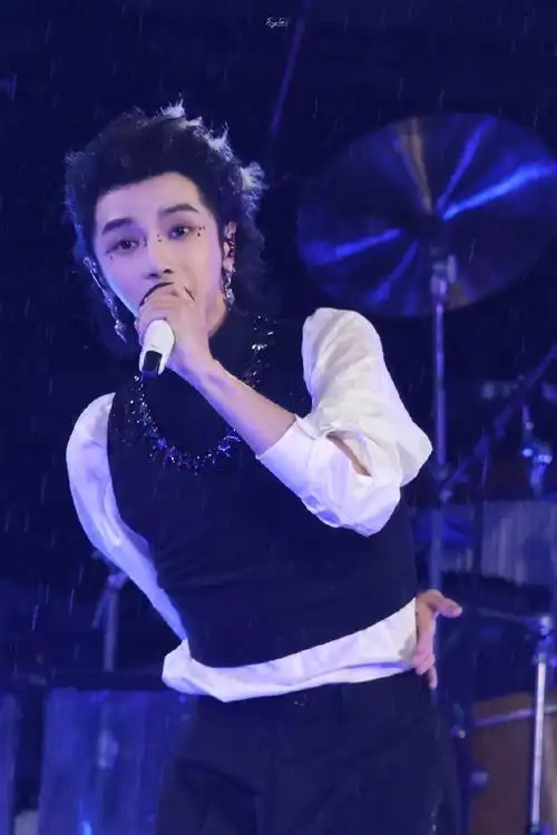 2023华晨宇火星演唱会#花花宝宝嘟嘴就是要小火星人亲亲的嘛[害羞]