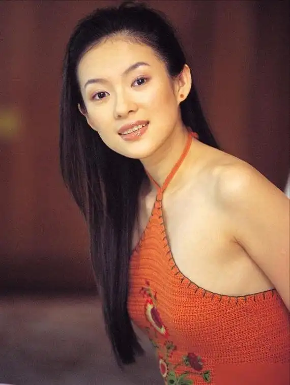 章子怡10年前旧照被流出!网友:肚兜女王真不是盖的!