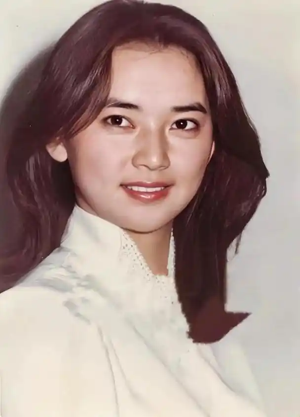 与林青霞媲美,曾烧伤毁容,嫁黑道大哥,红了20年优雅退隐成传说