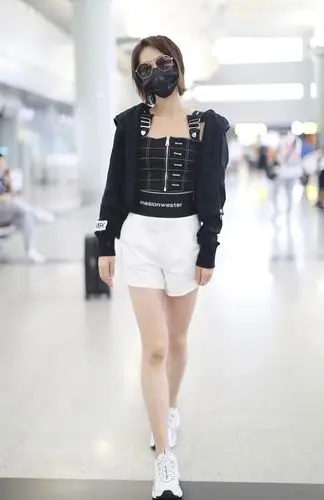 蓝盈莹黑超遮面穿超短裤秀美腿 外套滑落半露酥肩