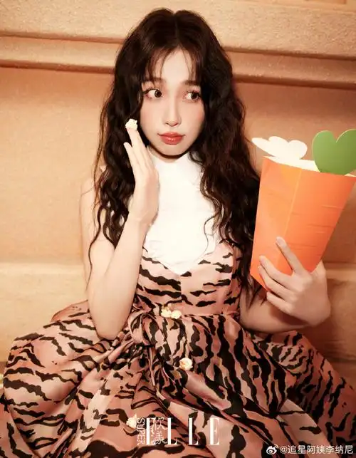 虞书欣粉嫩少女妆#虞书欣最新大片来啦~鬼马精灵俏皮可爱,活力满满!